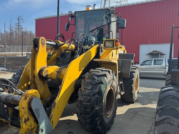 2005 Komatsu WA320-3, жёлтый, 4000000 рублей - вид 1