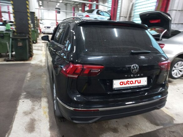 2021 Volkswagen Tiguan II Рестайлинг, чёрный, 2850000 рублей - вид 2
