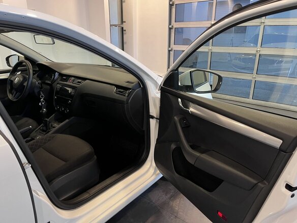 2017 Skoda Octavia III (A7) Рестайлинг, белый, 1540000 рублей - вид 26