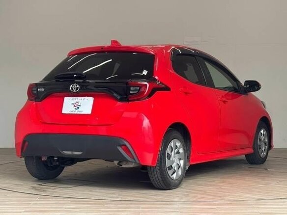 2022 Toyota Yaris IV, красный, 1014000 рублей - вид 6
