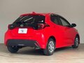 2022 Toyota Yaris IV, красный, 1014000 рублей - вид 6