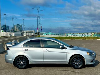2014 Mitsubishi Lancer X Рестайлинг, серебристый, 910000 рублей, вид 4