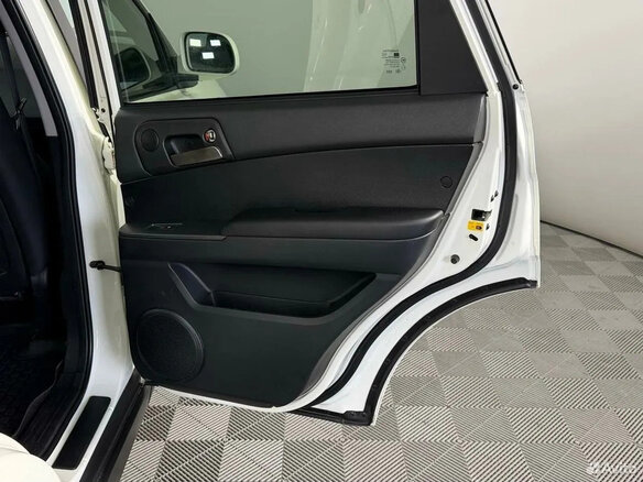 2011 SsangYong Actyon 6-speed I, белый, 700000 рублей - вид 8