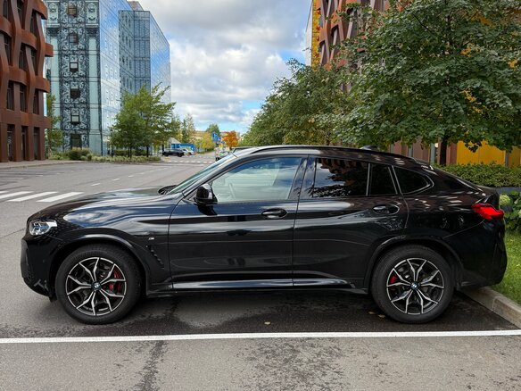2022 BMW X4 20i II (G02) Рестайлинг, чёрный - вид 2