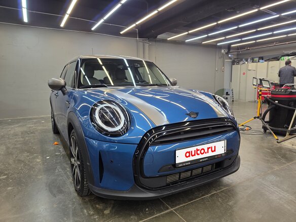 2022 Mini Hatch Cooper III (F55/F56) Рестайлинг 2, синий, 3000000 рублей - вид 2