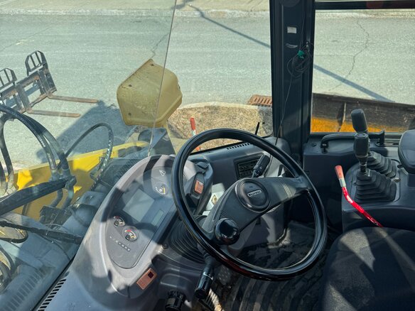 2005 Komatsu WA320-3, жёлтый, 4000000 рублей - вид 6
