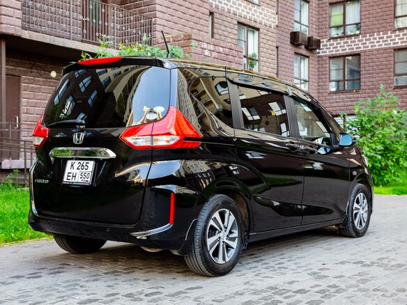 2022 Honda Freed II Рестайлинг, чёрный - вид 3