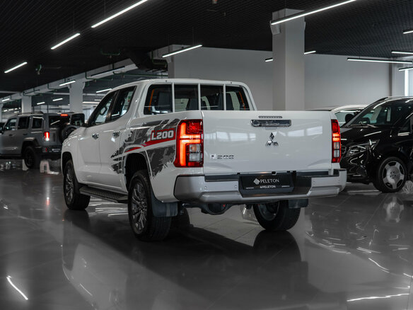 2025 Mitsubishi L200 VI, белый - вид 3