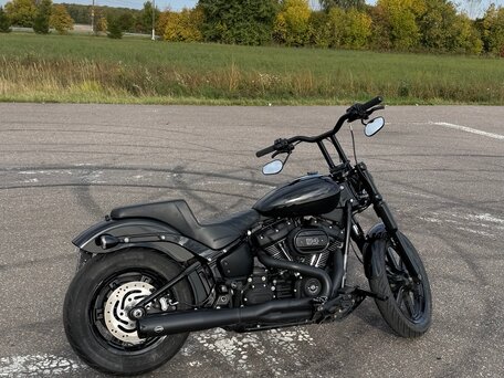 2021 Harley-Davidson Street Bob, чёрный, 990000 рублей, вид 2