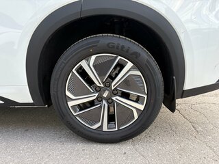 2026 Geely EX5 Гибрид EM-R, белый, 3829990 рублей, вид 5
