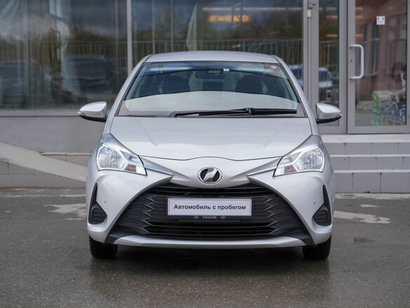 2019 Toyota Vitz III (XP130) Рестайлинг 2, серый, 1050000 рублей - вид 1