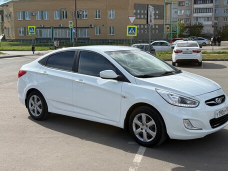 2013 Hyundai Solaris I, белый, 650000 рублей, вид 2