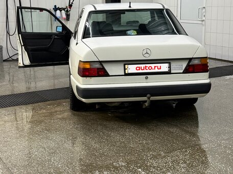 1985 Mercedes-Benz W124 230 4-speed, белый, 430000 рублей, вид 4