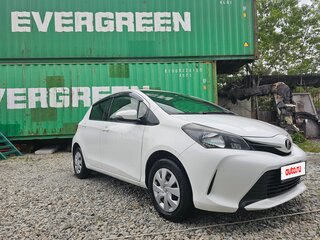 2014 Toyota Vitz III (XP130) Рестайлинг, белый, 860000 рублей, вид 3