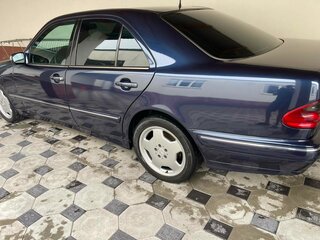 1999 Mercedes-Benz E-Класс 220 II (W210, S210) Рестайлинг, синий, 750000 рублей, вид 3