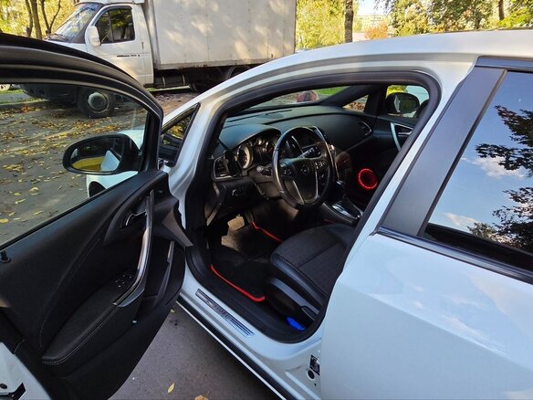 2012 Opel Astra J Рестайлинг, белый, 1100000 рублей - вид 9