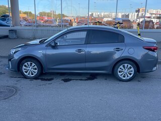 2021 Kia Rio IV Рестайлинг, серый, 1300000 рублей, вид 3