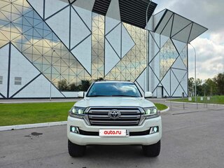 2015 Toyota Land Cruiser 200 Series Рестайлинг 2, белый, 6300000 рублей, вид 3