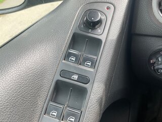 2010 Volkswagen Tiguan I, чёрный, 700000 рублей, вид 3