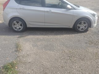 2015 Hyundai Solaris I Рестайлинг, серебристый, 865000 рублей, вид 2