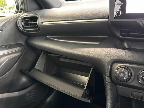 2023 Toyota Yaris IV, белый, 1052000 рублей - вид 20