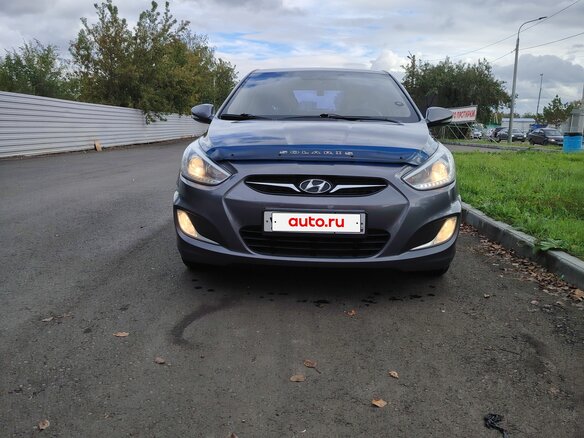 2013 Hyundai Solaris I, серый, 820000 рублей - вид 2
