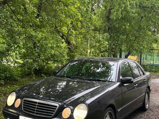 2001 Mercedes-Benz E-Класс 240 II (W210, S210) Рестайлинг, чёрный, 850000 рублей, вид 1