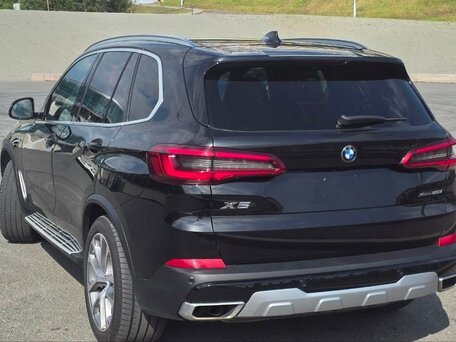 2019 BMW X5 50i IV (G05/G18), чёрный, 7200000 рублей, вид 4