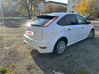 2011 Ford Focus II Рестайлинг, белый, 700000 рублей, вид 3