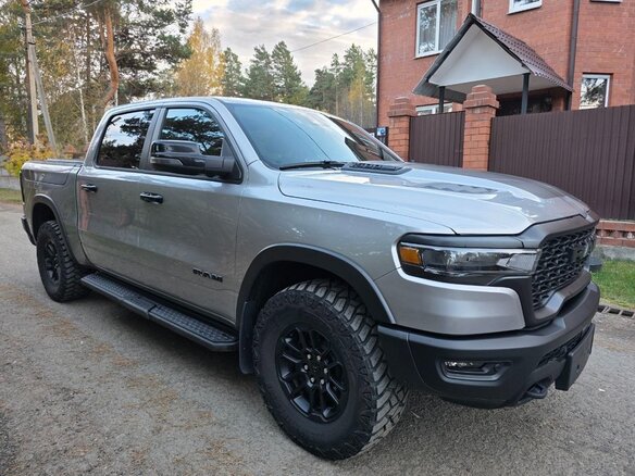 2024 Ram 1500 Crew Cab V Рестайлинг, серый, 7700000 рублей - вид 1