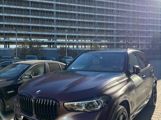 2021 BMW X5 M50i IV (G05/G18), фиолетовый, 7600000 рублей, вид 2