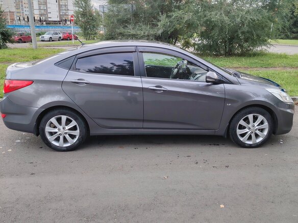 2013 Hyundai Solaris I, серый, 820000 рублей - вид 3