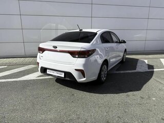 2017 Kia Rio III Рестайлинг, белый, 1490000 рублей, вид 5