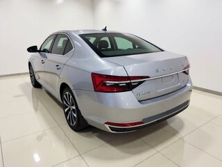 2022 Skoda Superb III Рестайлинг, серебристый, 2230000 рублей, вид 4