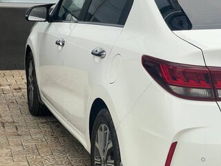 2021 Kia Rio IV Рестайлинг, белый, 1240000 рублей, вид 2