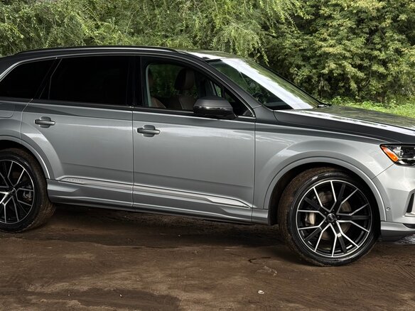 2022 Audi Q7 45 TFSI II (4M) Рестайлинг, серебристый, 5800000 рублей - вид 4