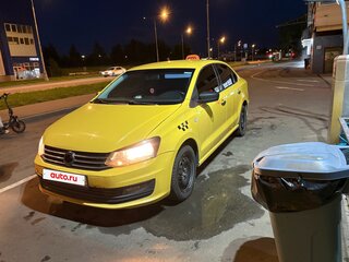 2017 Volkswagen Polo V Рестайлинг, жёлтый, 420000 рублей, вид 3