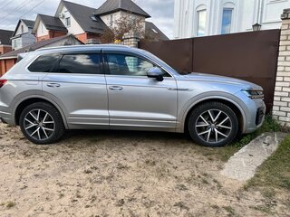 2019 Volkswagen Touareg III, серебристый, 5000000 рублей, вид 2