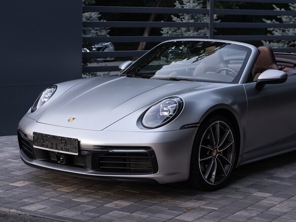 2020 Porsche 911 Carrera 4S VIII (992), серебристый, 13500000 рублей - вид 3
