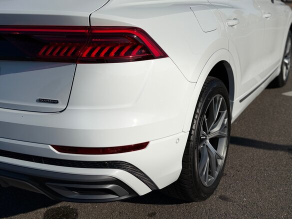 2021 Audi Q8 55 TFSI I (4M), белый, 4350000 рублей - вид 17