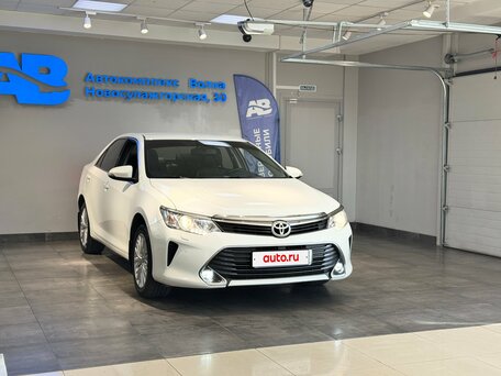 2015 Toyota Camry VII (XV50) Рестайлинг, белый, 2205000 рублей, вид 3