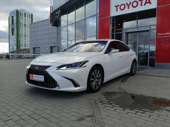 2018 Lexus ES 300h VII, белый, 4200000 рублей