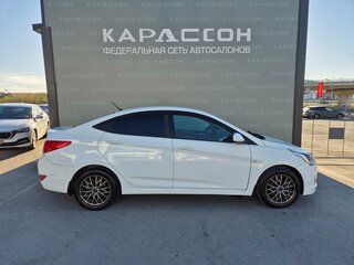 2015 Hyundai Solaris I Рестайлинг, белый, 900000 рублей, вид 4