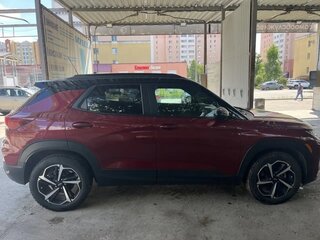 2023 Chevrolet TrailBlazer III, красный, 2250000 рублей, вид 3