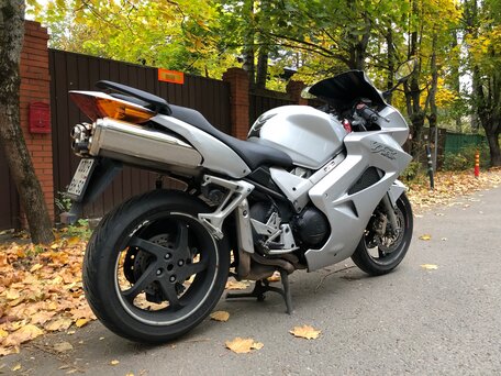 2003 Honda VFR 800, серебристый, 330000 рублей, вид 3