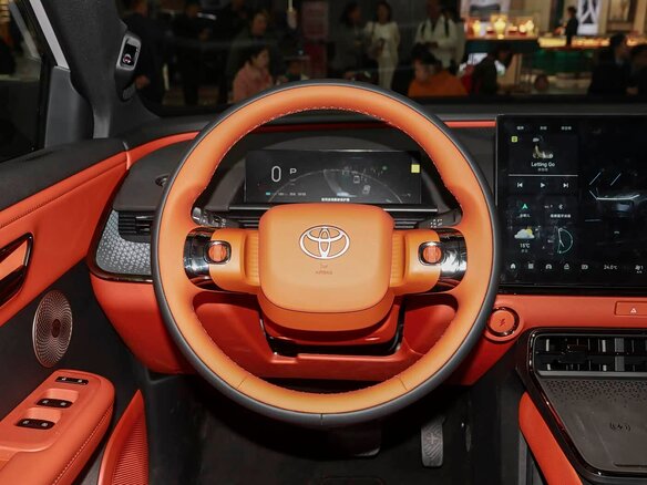 2026 Toyota bZ3X 58.3 kWh, серый, 2895000 рублей - вид 7