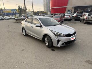 2022 Kia Rio IV Рестайлинг, серый, 1750000 рублей, вид 4