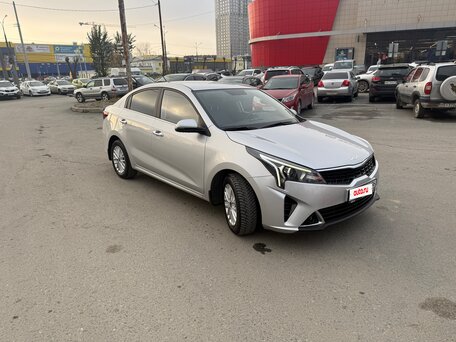 2022 Kia Rio IV Рестайлинг, серый, 1750000 рублей, вид 4