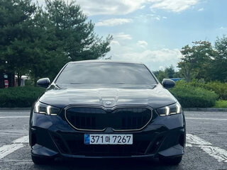 2026 BMW 5 серии 530i xDrive VIII (G60/G61/G68), чёрный, 7250000 рублей, вид 3