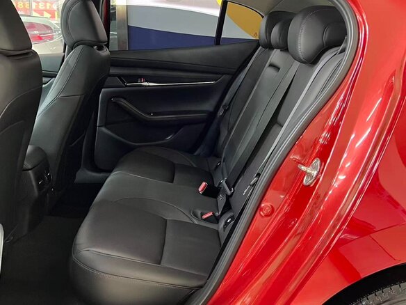 2023 Mazda 3 Axela IV (BP), красный, 1340000 рублей - вид 16